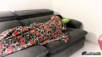 Batendo uma punheta pra novinha