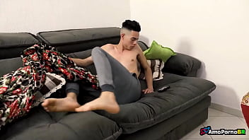 Batendo uma punheta pra novinha