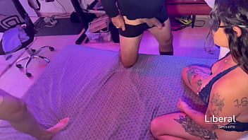 Pareja swinger tiene su primer trio cuckold con single de pene enorme le hace sexo oral a el y a su esposo