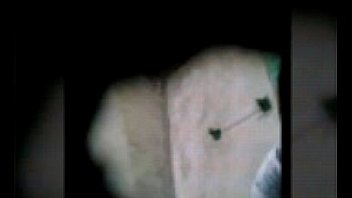 Amiga espiada orinando en el baño