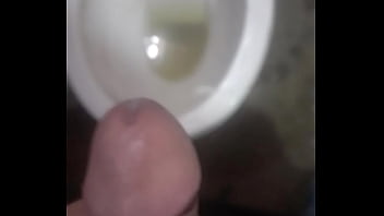 Masturbándo mis 23 centímetros