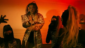 Paulo chill e se folla a un poli en una persecución policial