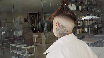 Paulo chill e se folla a un poli en una persecución policial