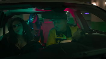 Paulo chill e se folla a un poli en una persecución policial