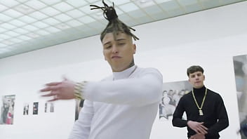 Paulo chill e se folla a un poli en una persecución policial