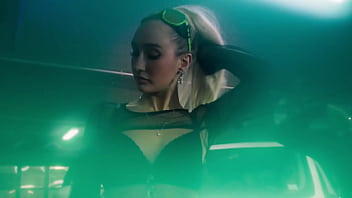 Paulo chill e se folla a un poli en una persecución policial