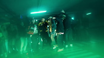 Paulo chill e se folla a un poli en una persecución policial