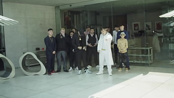 Paulo chill e se folla a un poli en una persecución policial