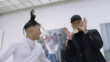 Paulo chill e se folla a un poli en una persecución policial