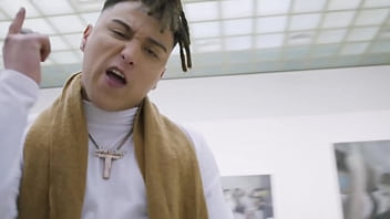 Paulo chill e se folla a un poli en una persecución policial