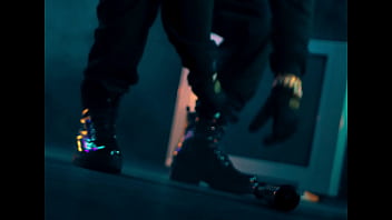 Paulo chill e se folla a un poli en una persecución policial