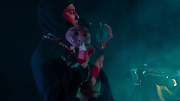 Paulo chill e se folla a un poli en una persecución policial