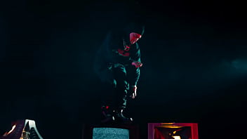 Paulo chill e se folla a un poli en una persecución policial