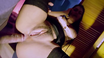 Mi jefe me coge bien rico mientras mi novio celoso está al teléfono