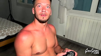 Pam belle coquine se fait détruire les orifices