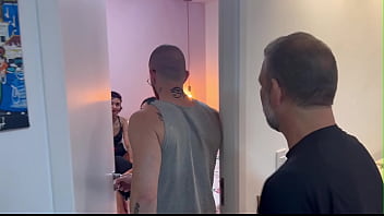 Chamei minha amiga pra conhecer meu namorado e meu sogro e terminamos numa foda sensacional