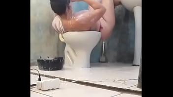 Desespero no chupando e vomitando em cima do próprio corpo