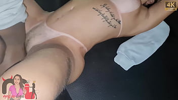 Sai com o meu marido de casa apenas para comprar cigarro mas ao encontrar um negro gostoso parei para foder