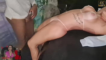 Sai com o meu marido de casa apenas para comprar cigarro mas ao encontrar um negro gostoso parei para foder