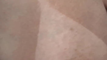 Sentando na velho fode a safada na frente do dono