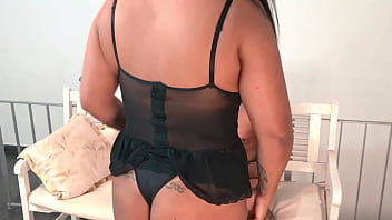 Sentando na velho fode a safada na frente do dono