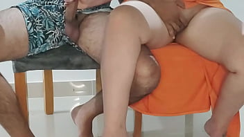 ¡subete la falda hermanastro me folla por debajo de la mesa xxx