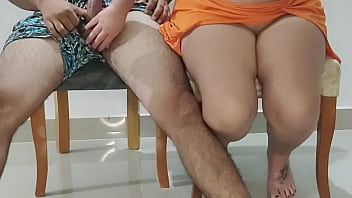 ¡subete la falda hermanastro me folla por debajo de la mesa xxx