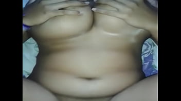 Gozando fora da novinha safada