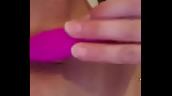 Emy angel s'amuse avec ses jouets