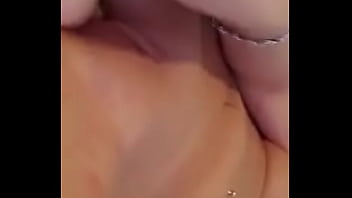 Emy angel s'amuse avec ses jouets