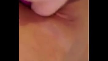 Emy angel s'amuse avec ses jouets