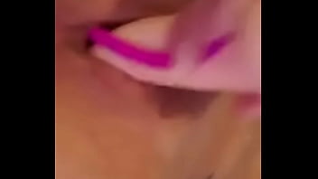 Emy angel s'amuse avec ses jouets