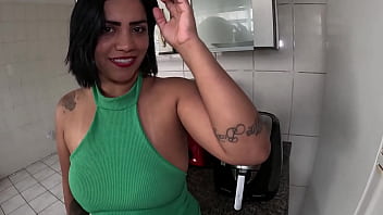 Na cozinha peladinha e safadinha vem cozinhar comigo