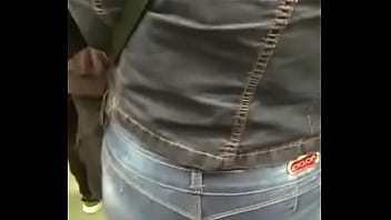 Nalgona en el metro