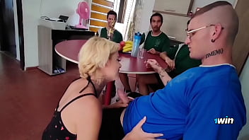 Time de futebol bota a putinha pra chupar o time todo