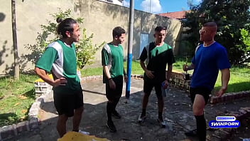 Time de futebol bota a putinha pra chupar o time todo