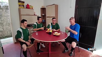 Time de futebol bota a putinha pra chupar o time todo