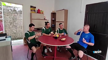 Time de futebol bota a putinha pra chupar o time todo