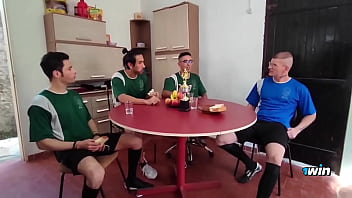 Time de futebol bota a putinha pra chupar o time todo