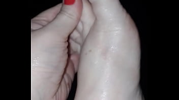 Nonton Pezinhos Branquinhos / Delicados / Pequenos thumbnail