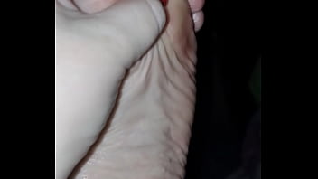 Pezinhos branquinhos delicados pequenos