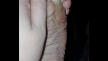 Pezinhos branquinhos delicados pequenos