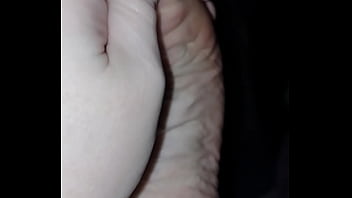 Pezinhos branquinhos delicados pequenos