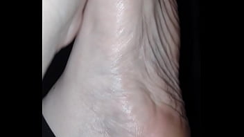 Pezinhos branquinhos delicados pequenos