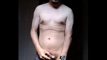 Homem sem camisa se mostrando