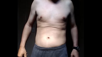 Homem sem camisa se mostrando