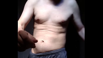 Homem sem camisa se mostrando