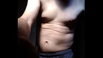 Homem sem camisa se mostrando