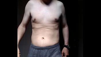 Homem sem camisa se mostrando