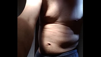 Homem sem camisa se mostrando